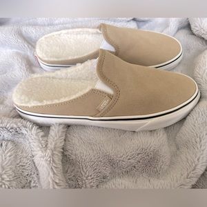 NWT Vans Suede Sherpa Mules